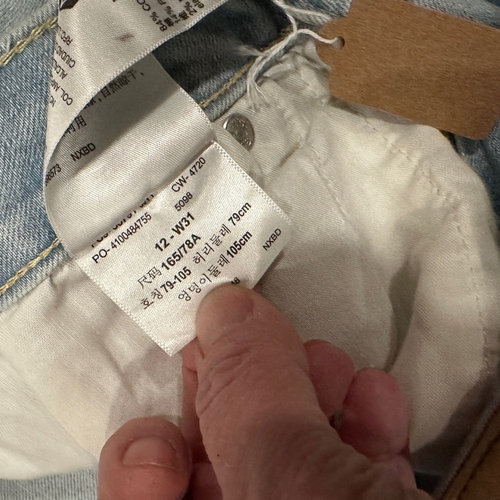 Denizen levis midrise boyfriend jeans

Woman’s size 12/31 - Picture 4 of 5